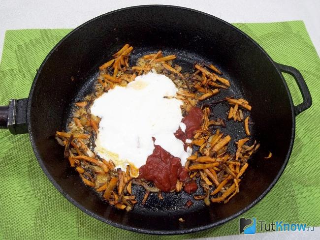 К луку и моркови добавлена сметана и томат