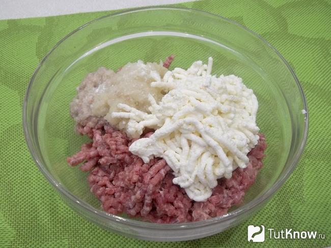 Мясо, творог и лук перекручены