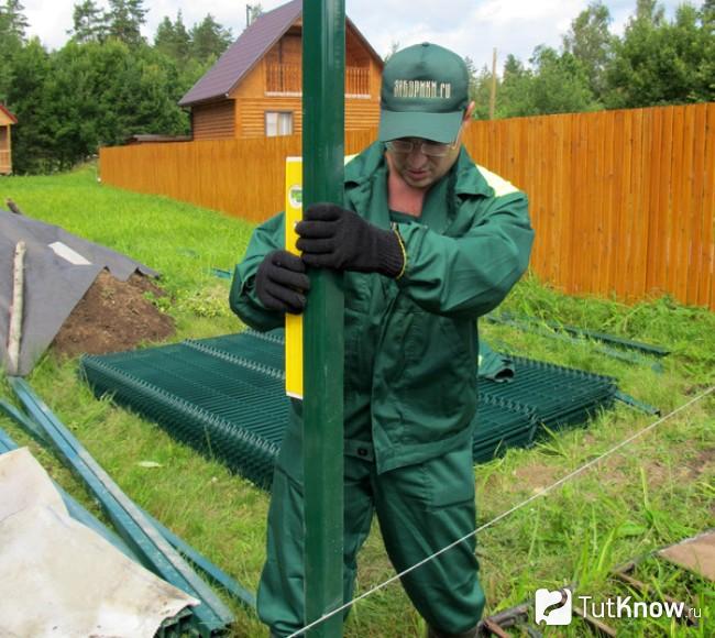 Монтаж столба для забора гиттер