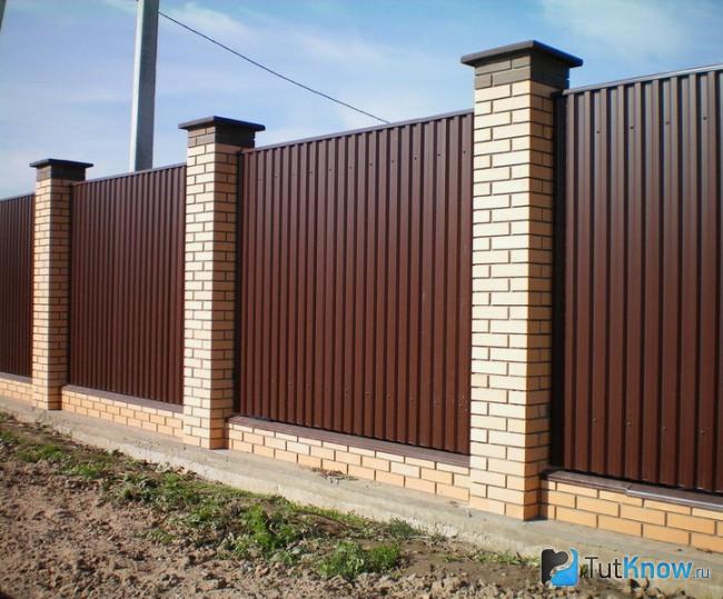 Забор из металлопрофиля с кирпичными столбами