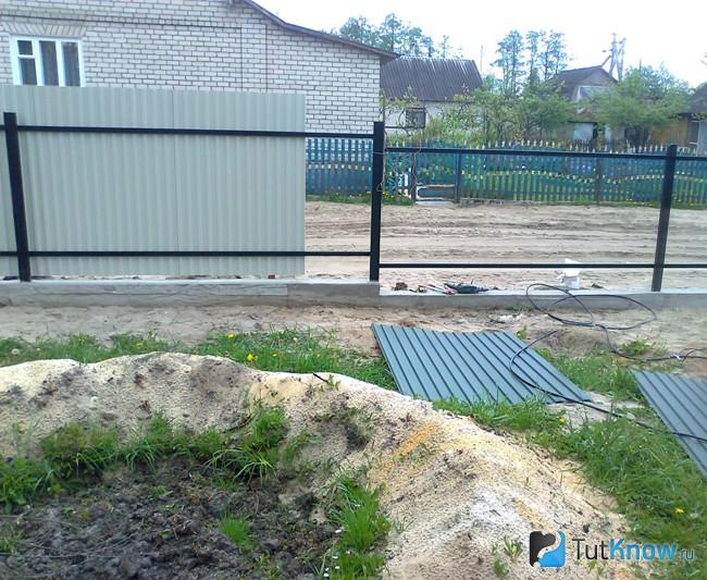 Забор из металлопрофиля своими руками