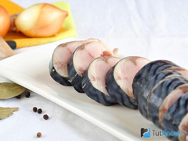 Маринованная скумбрия с томатами