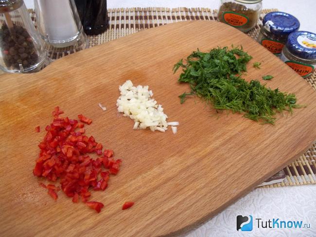 Горький перец, чеснок и зелень нарезаны