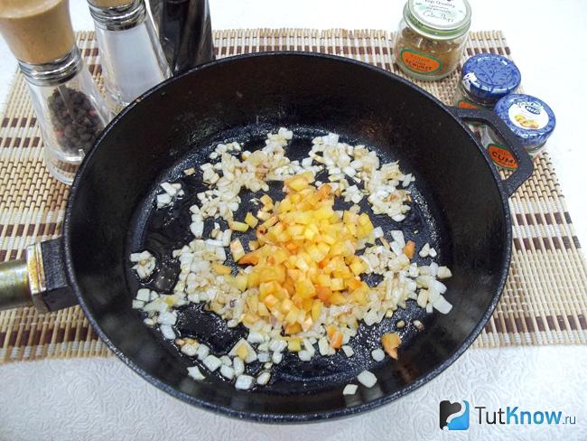 К луку добавлен перец