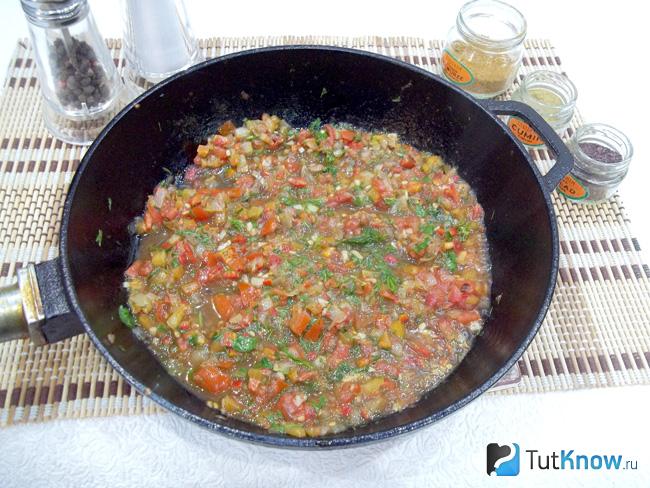 Влит соус и овощи тушатся