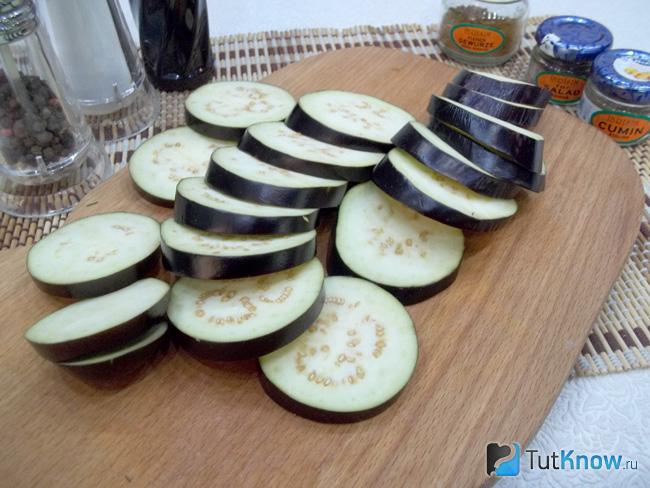 Баклажаны нарезаны кольцами