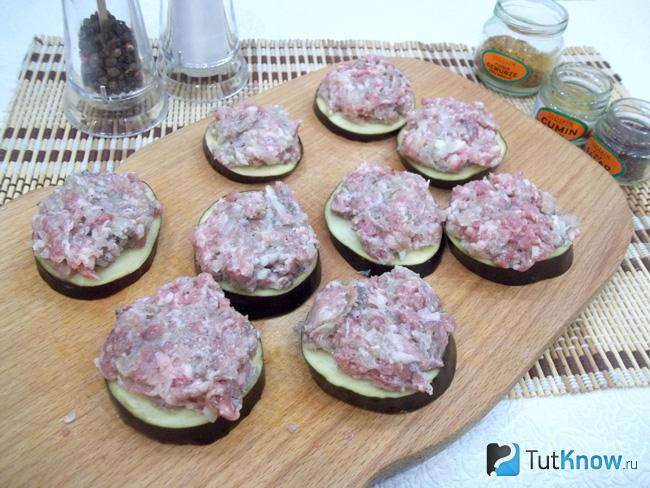 На баклажаны выложен фарш