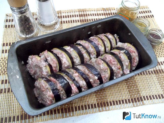 Баклажаны с мясом выложены в форму для запекания
