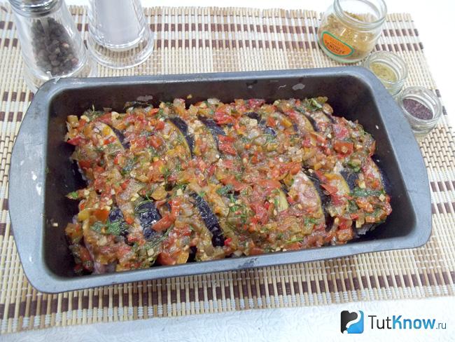 Сверху продукты залиты овощным соусом