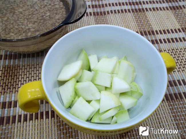 Кабачки нарезаны и сложены в горшочек