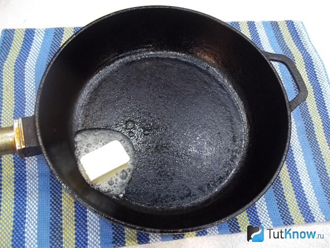 Масло топится в сковороде