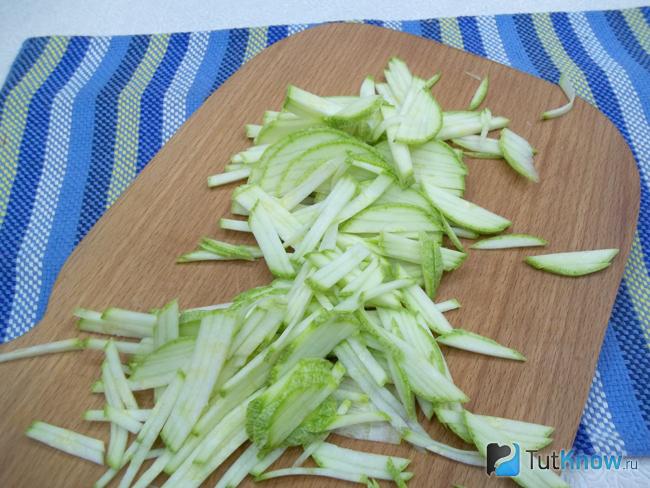 Кабачок нарезан соломкой