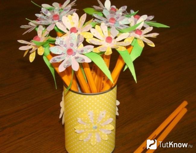 Карандаши, украшенные бумажными цветками