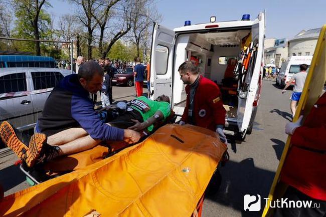 Марафонцу оказывают экстренную медицинскую помощь