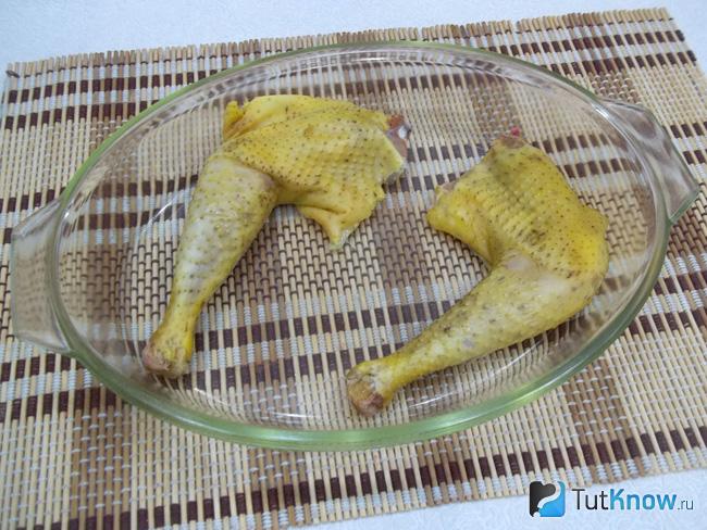 В форму для выпечки положена курица