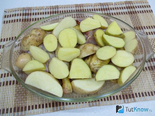 На курицу выложен картофель