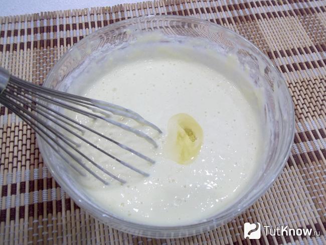 Тесто вымешано и влито масло