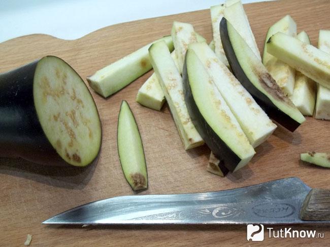 Баклажаны нарезаны брусками