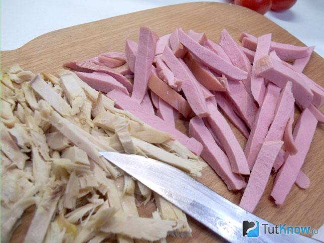 Курица и колбаса нарезаны соломкой