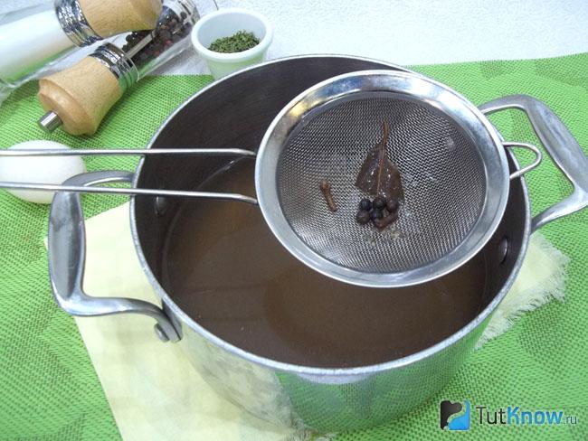 Бульон процежен через сито