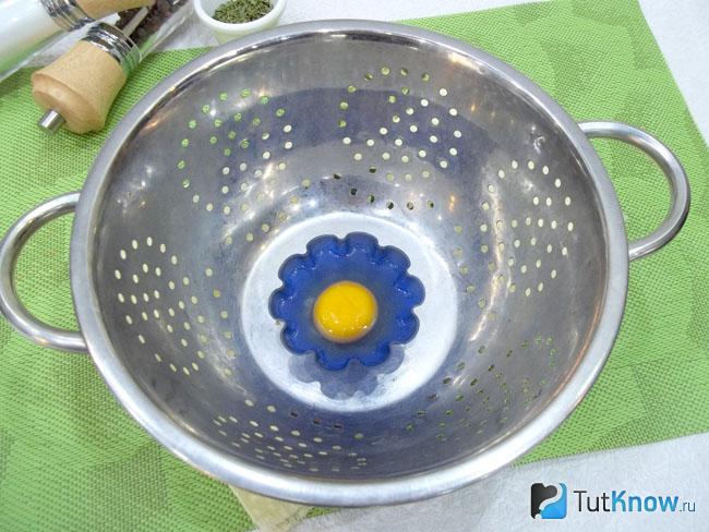 Яйцо установлено на паровую баню
