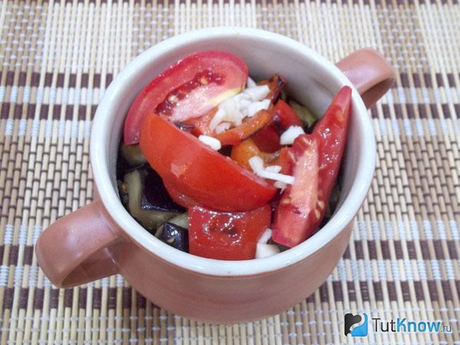 Продукты сложены в горшочки