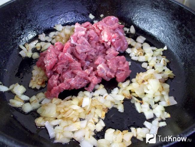 Мясо добавлено к луку