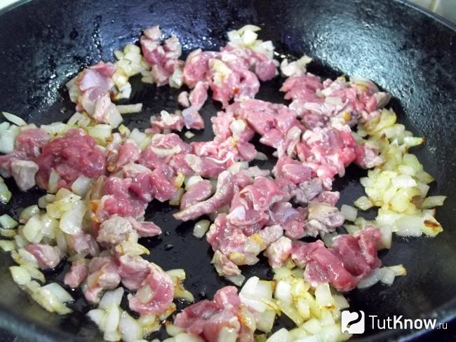 лук с мясом жарятся