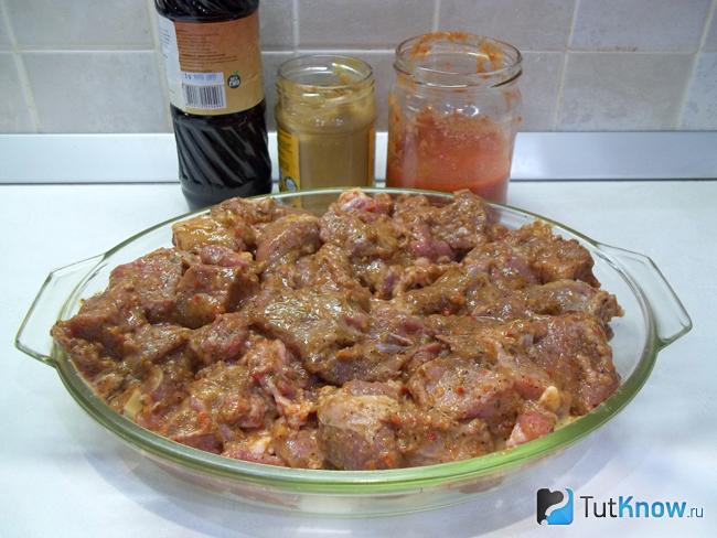 Сверху выложено мясо