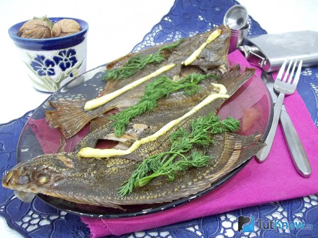 Готовая запеченная камбала в духовке с майонезом
