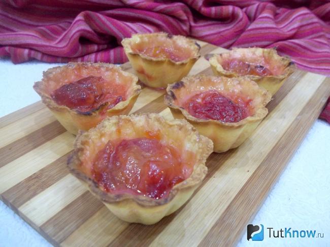Готовые песочные корзиночки со сливовым джемом