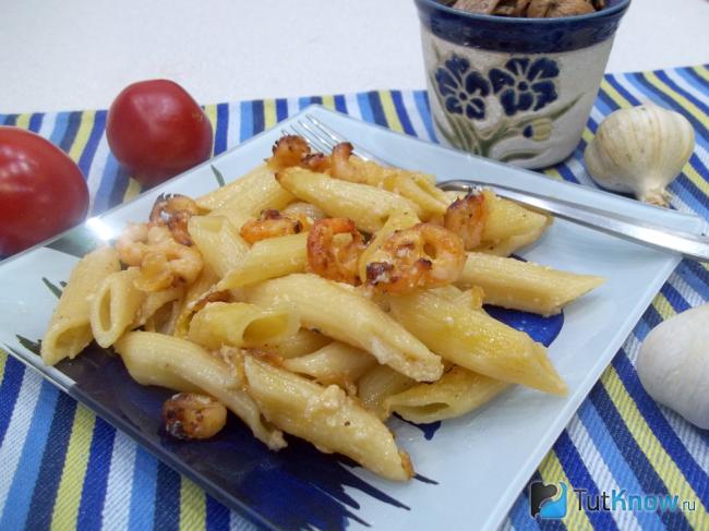Готовые макароны с креветками в молочном соусе