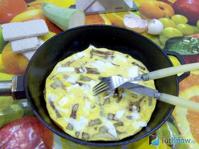 Готовый омлет на молоке с кабачками и сыром