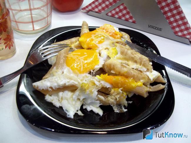 Готова яичница с макаронами и сыром