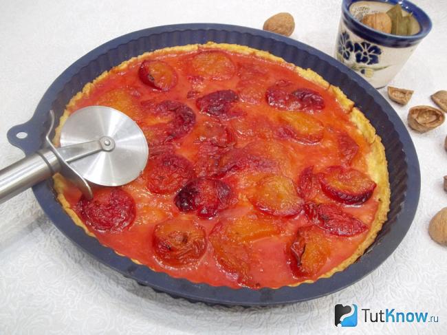 Готовый песочный пирог со сливами