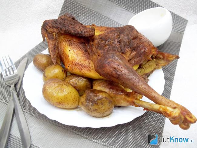 Готова курица целиком с картошкой в духовке