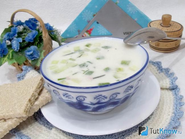 Готовая окрошка на минеральной воде с уксусом и сметаной