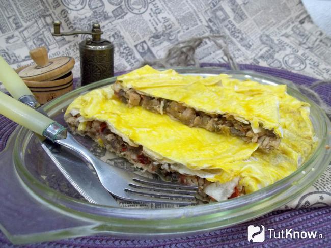 Готовый пирог из лаваша с курицей и баклажанами в духовке