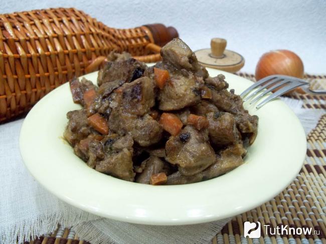 Готовая жаренная свинина на сковороде
