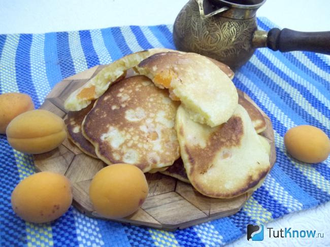 Оладьи на кефире с абрикосами