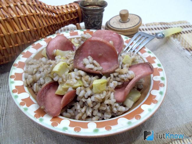 Готовая перловка с кабачками и колбасой в горшочках