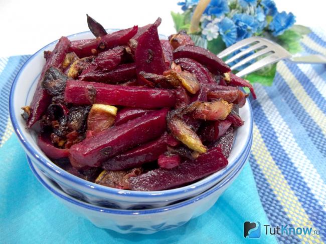Готовая тушеная свекла с кабачками