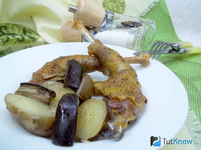 Готовая запеченная курица с картофелем и баклажанами