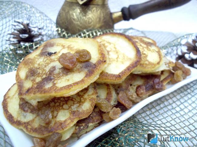 Готовые оладьи на кефире с манкой и изюмом