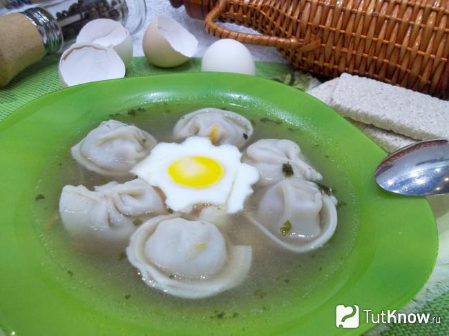 Готовый простой суп с пельменями и яйцами