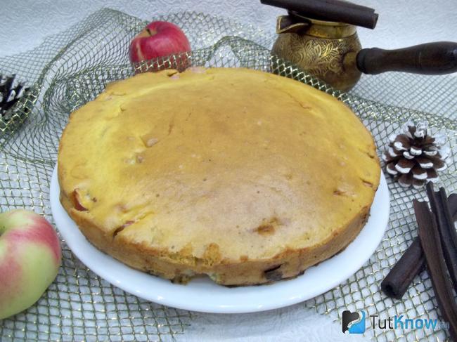 Готовая шарлотка с яблоками и лимоном