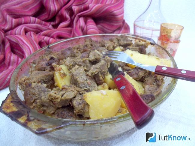 Готовое мясо с картофелем в духовке в аджике