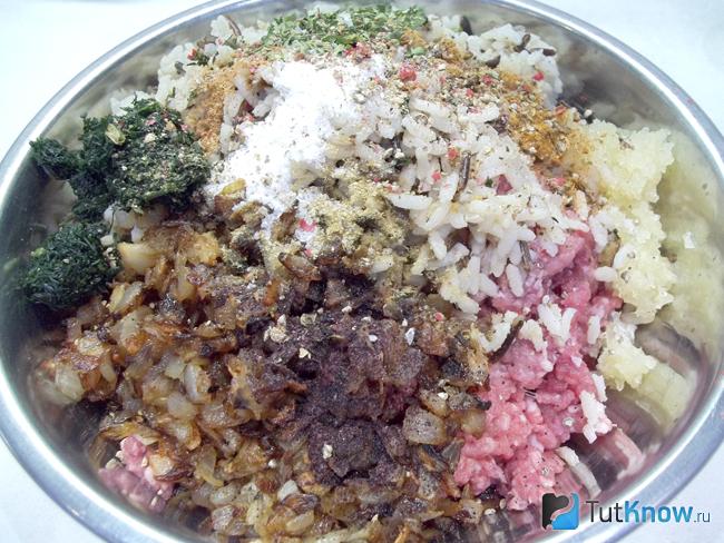 Соединены мясо, рис, лук, чеснок и специи