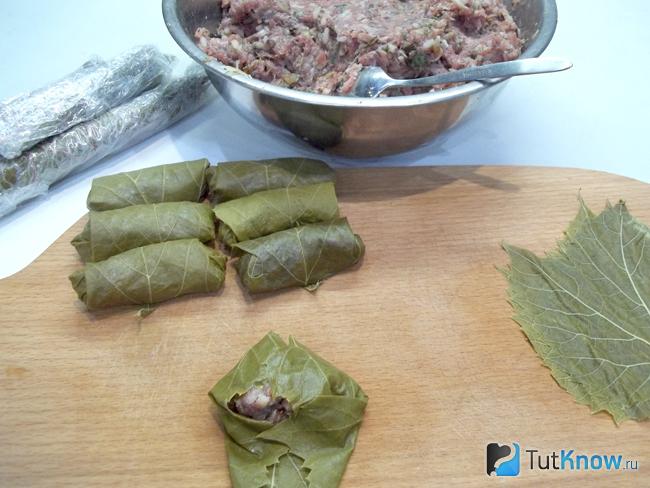 Виноградные листья подвернуты