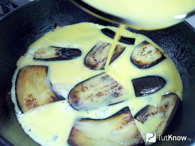 Баклажаны залиты яичной массой